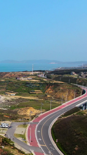 航拍蜿蜒的环岛公路与蔚蓝色的大海视频自然风光43秒视频