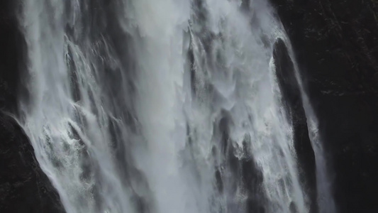秋季森林河流瀑布视频