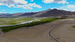 航拍西藏高原地貌与公路视频46秒视频