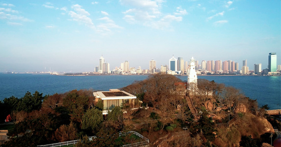 航拍青岛网红景点小青岛景区蓝天白云大海视频