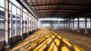 4K航拍大型厂房建筑工地建造厂房工厂钢铁框架仓库20秒视频