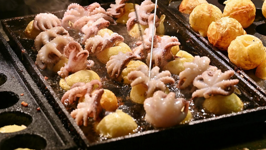 海南三亚商品街夜市街头美食碳烤海鲜章鱼小丸子视频