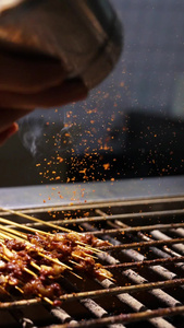 慢镜头升格拍摄素材中餐美食烧烤肉串制作过程撒调料视频