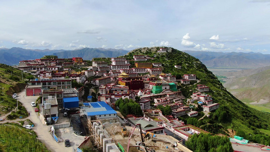 航拍西藏拉萨三大寺庙之一甘丹寺景区视频视频