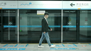 4K漂泊流浪男青年白领奋斗孤单等地铁站孤独创业彷徨22秒视频