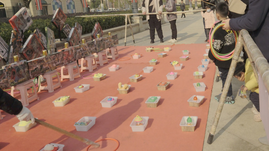 春节庙会街头娱乐套圈游戏慢镜头升格拍摄4k素材视频