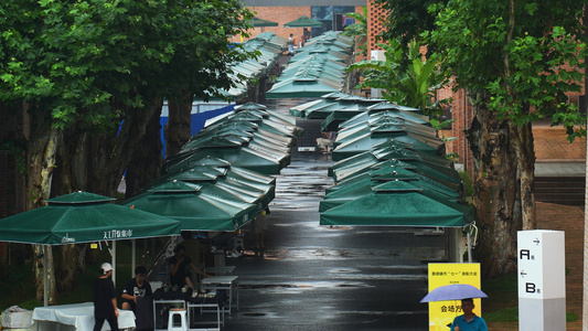 城市下雨天街道集市逛街街景4k素材视频