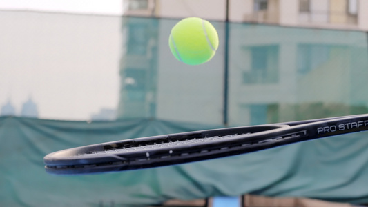  用网球拍颠球的特写视频
