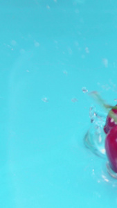 落入水中的樱桃夏日清凉视频