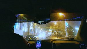 海外节日新年气氛街头霓虹灯车内视角 10秒视频
