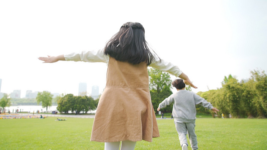 孩子飞舞奔跑背影慢动作视频视频