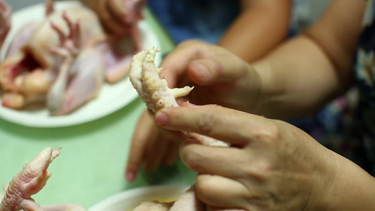 拿起鸡爪子观察视频