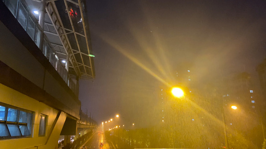 4K实拍夜晚下雨雨中路灯视频