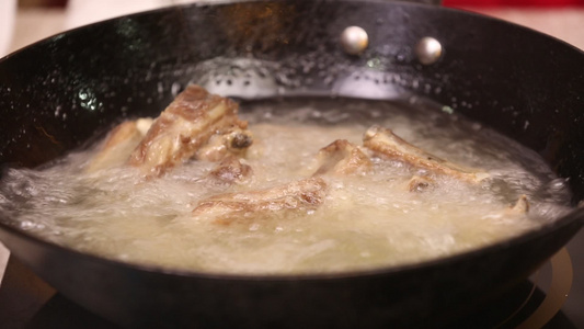 热油炸香酥小排 视频