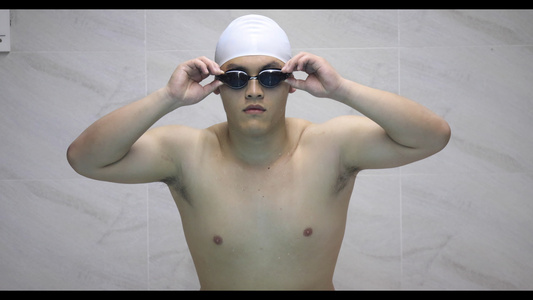 4K游泳运动员带上泳镜特写视频