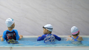 4K儿童在泳池游泳上游泳课素材8秒视频