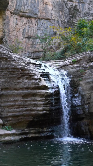 山谷中的瀑布实拍含瀑布流水声12秒视频