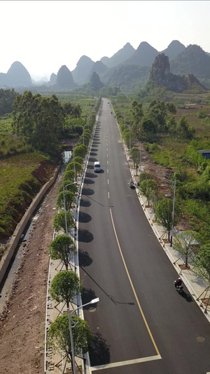 竖拍竖屏公路车流山景笔直公路固定机位拍摄竖版本视频59秒视频