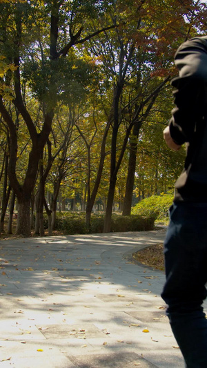 实拍从布满落叶的公园跑过视频素材16秒视频