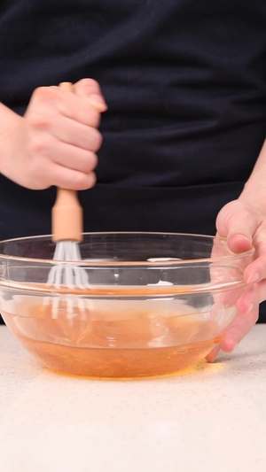 月饼制作搅拌糖浆DIY59秒视频