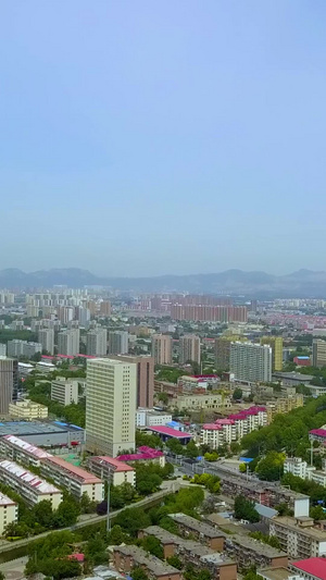 航拍发展中的城市上空72秒视频