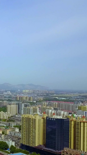 航拍发展中的城市上空72秒视频