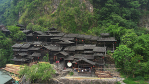 航拍湖北宜昌三峡岸边土家族部落村庄4k素材55秒视频