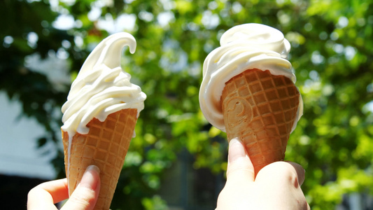4K冰淇淋甜筒阳光下的冰淇淋融化的冰淇淋视频