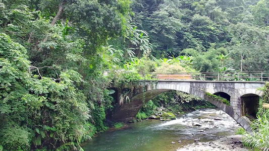 大山区山冲的石桥山水风景视频