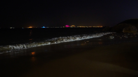 夜晚海边浪花视频