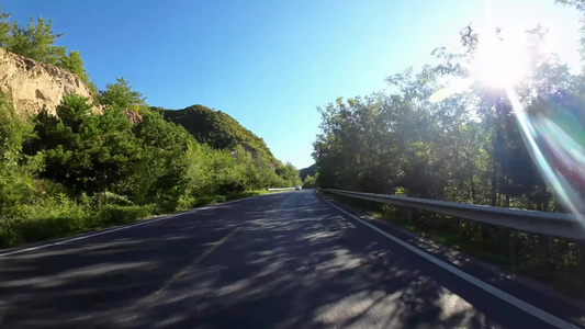 在空旷公路上汽车行驶视频