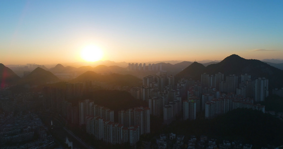 贵阳市落日城市天际线自然山脉环境航拍视频