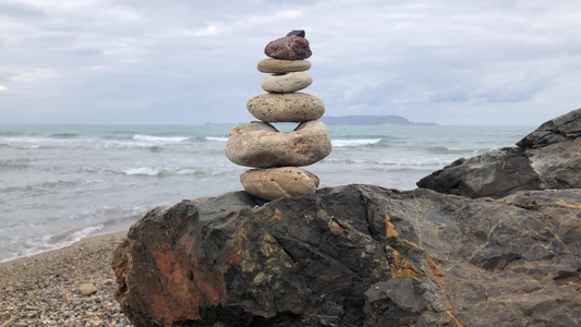 海边用石头垒的一座石头小塔视频