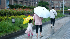 梅雨季升格雨中撑伞的母女家长接送孩子放学亲子时光母女背影25秒视频
