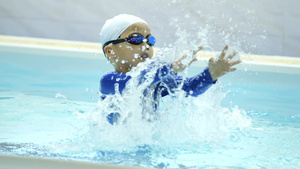 4K泳池里训练游泳的儿童正在玩水11秒视频