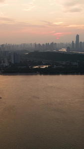 环绕航拍晚霞天气的武汉长江大桥和城市风光电视塔视频
