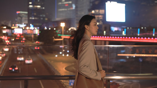 独自走在城市夜晚天桥上的年轻女性视频