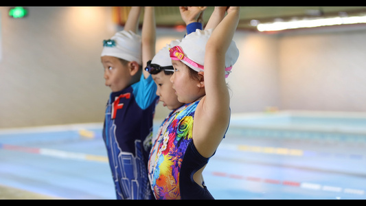 4K游泳课上儿童练习游泳姿势视频