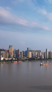 航拍城市蓝天白云晴朗天空长江江景天际线高楼航行的游船交通素材城市素材视频