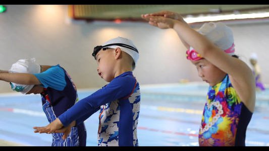 4K儿童学习游泳姿势视频