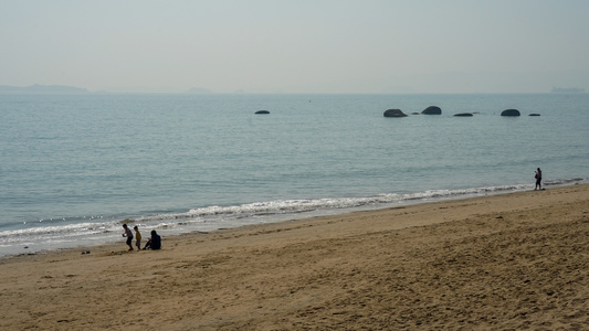 海边休闲的人视频