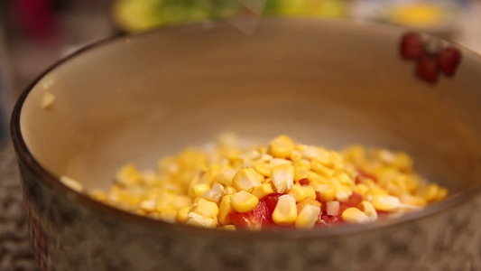 切甜玉米剥玉米粒视频
