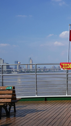 城市水上交通蓝天白云晴朗天空第一视角游轮上欣赏长江两岸江景天际线高楼素材江景素材66秒视频