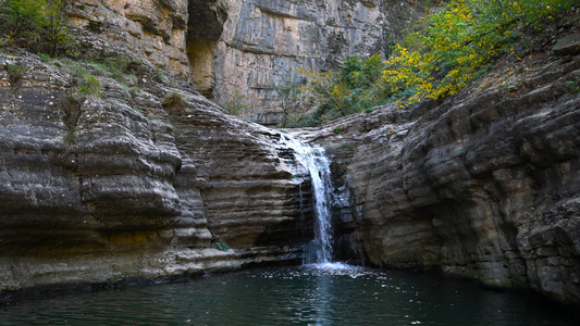 山谷中的瀑布4K实拍含瀑布流水声视频