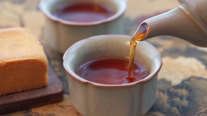 用传统茶壶往茶杯里倒茶特写8秒视频