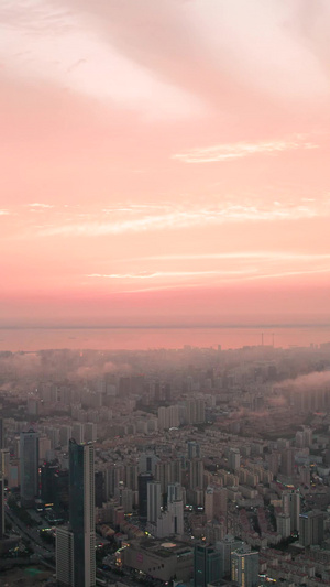 航拍青岛晚霞及夕阳中的城市34秒视频