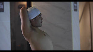 4K游泳之前的热身活动49秒视频