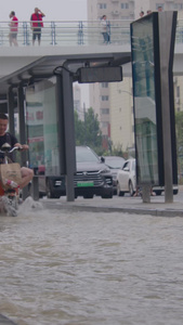 河南郑州城市洪水内涝消防车视频