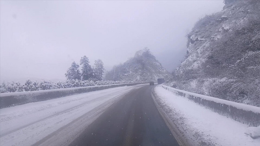 大雪下的驾驶主视角视频