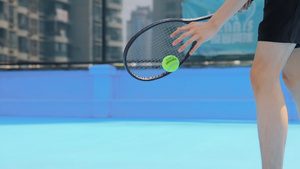 男生打网球发球8秒视频